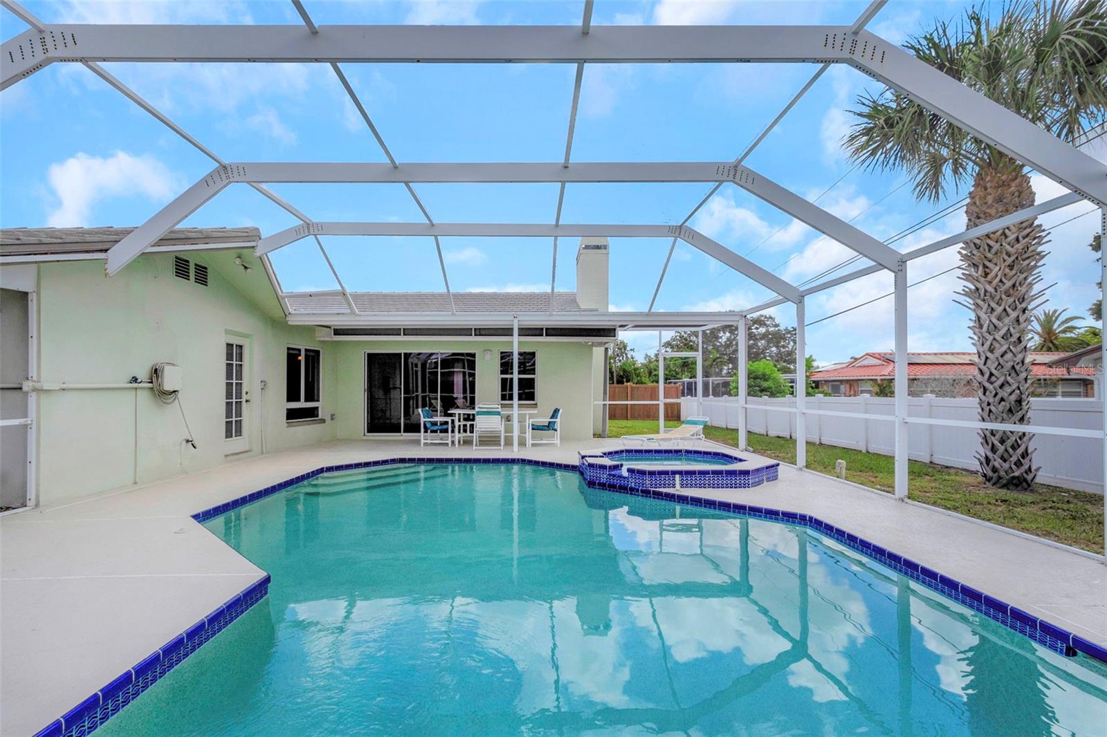 Screen enclosed pool with jacuzzi