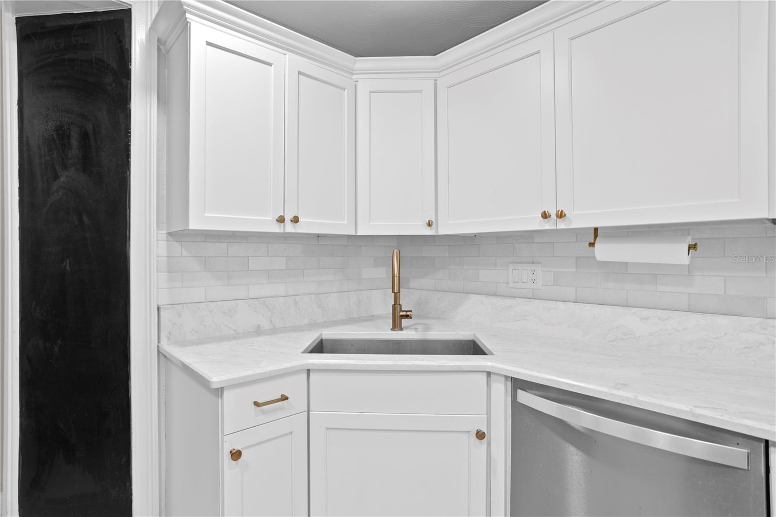 Corner sink