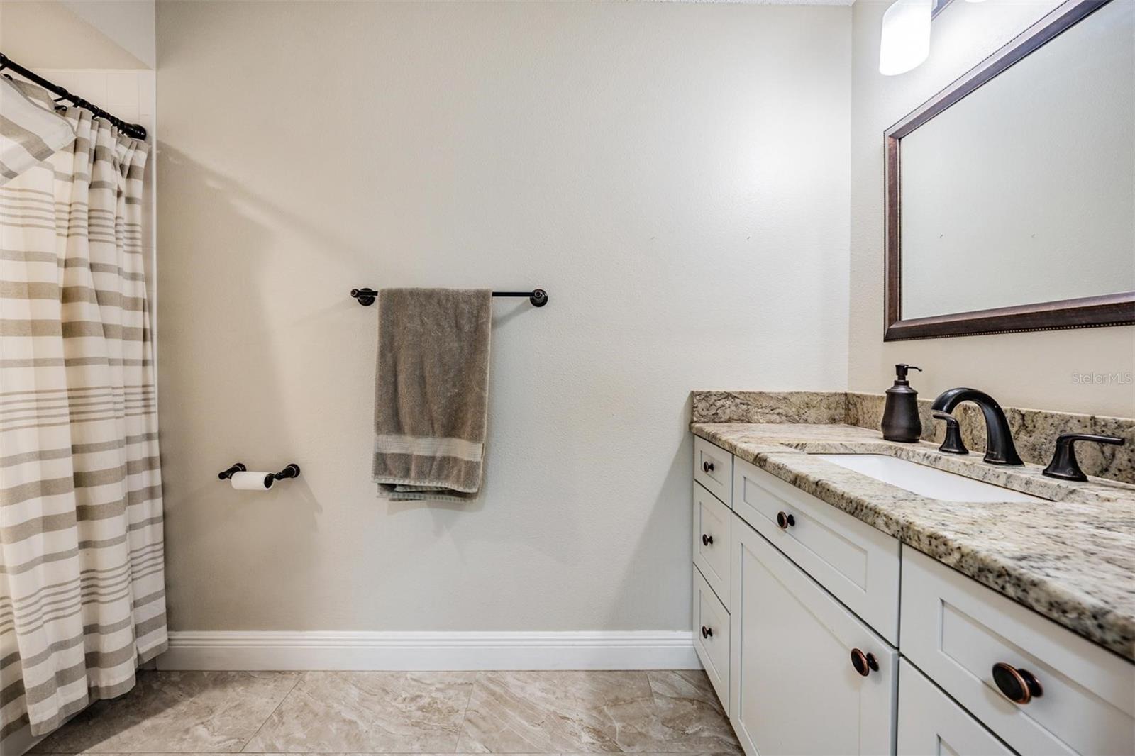 Full bathroom 2