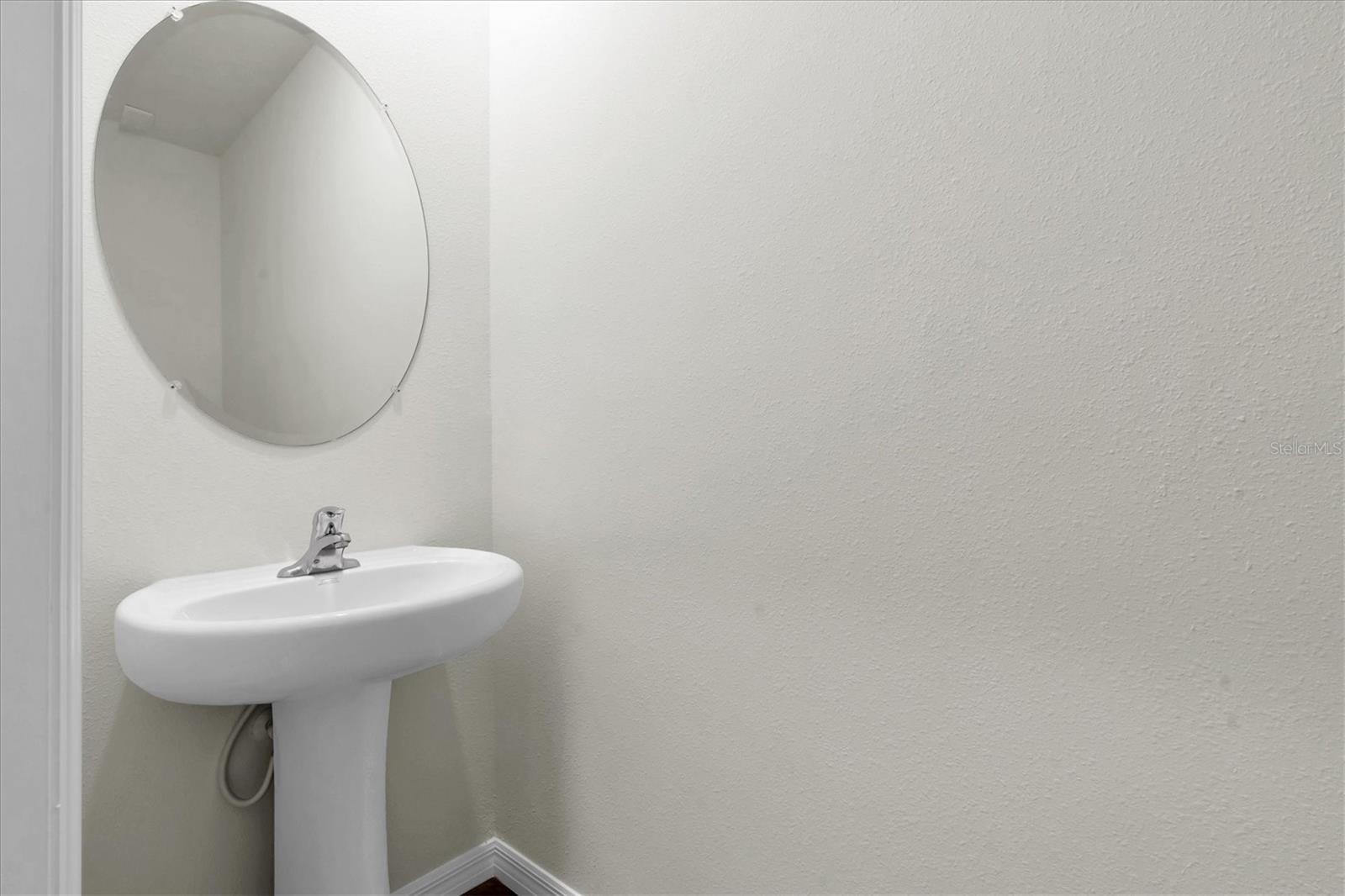 HALF BATH FOR GUESTS 1ST FLOOR