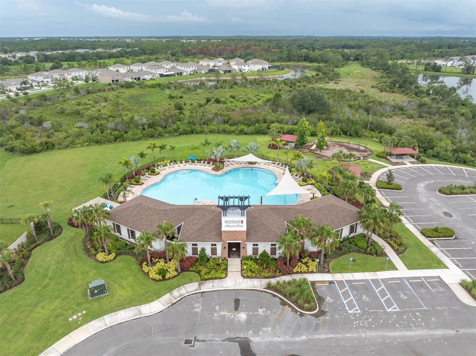 CLUBHOUSE & POOL
