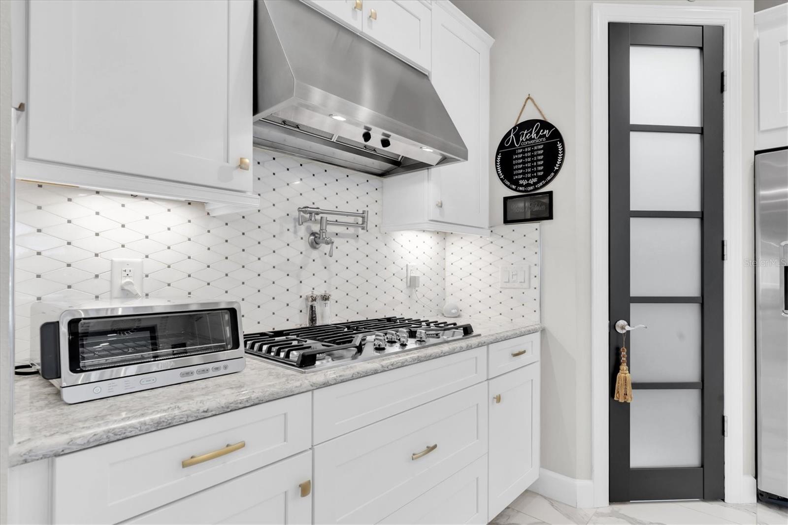 GAS COOKTOP WITH POTFILLER & HOOD