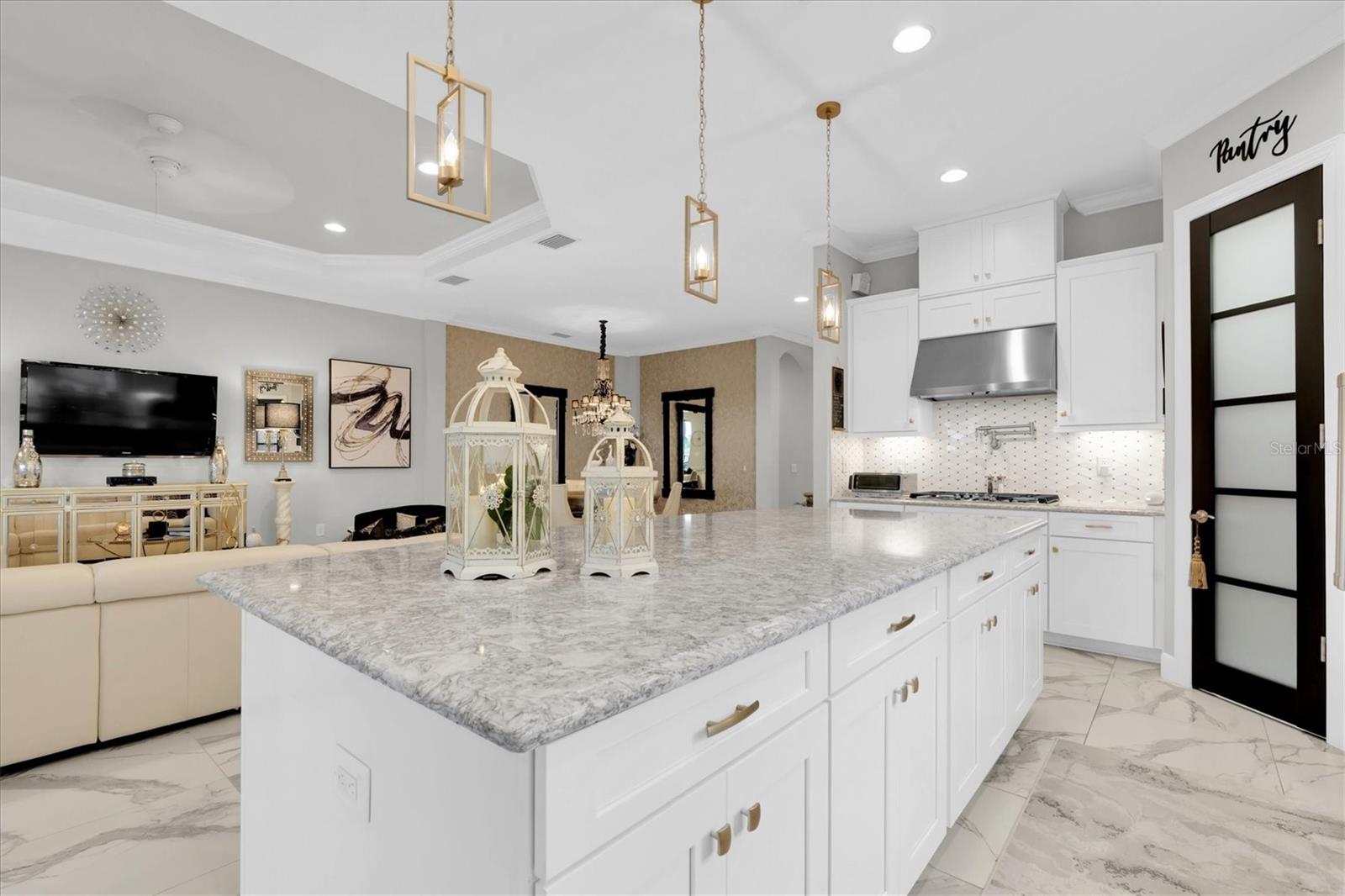 OPEN FLOOR PLAN