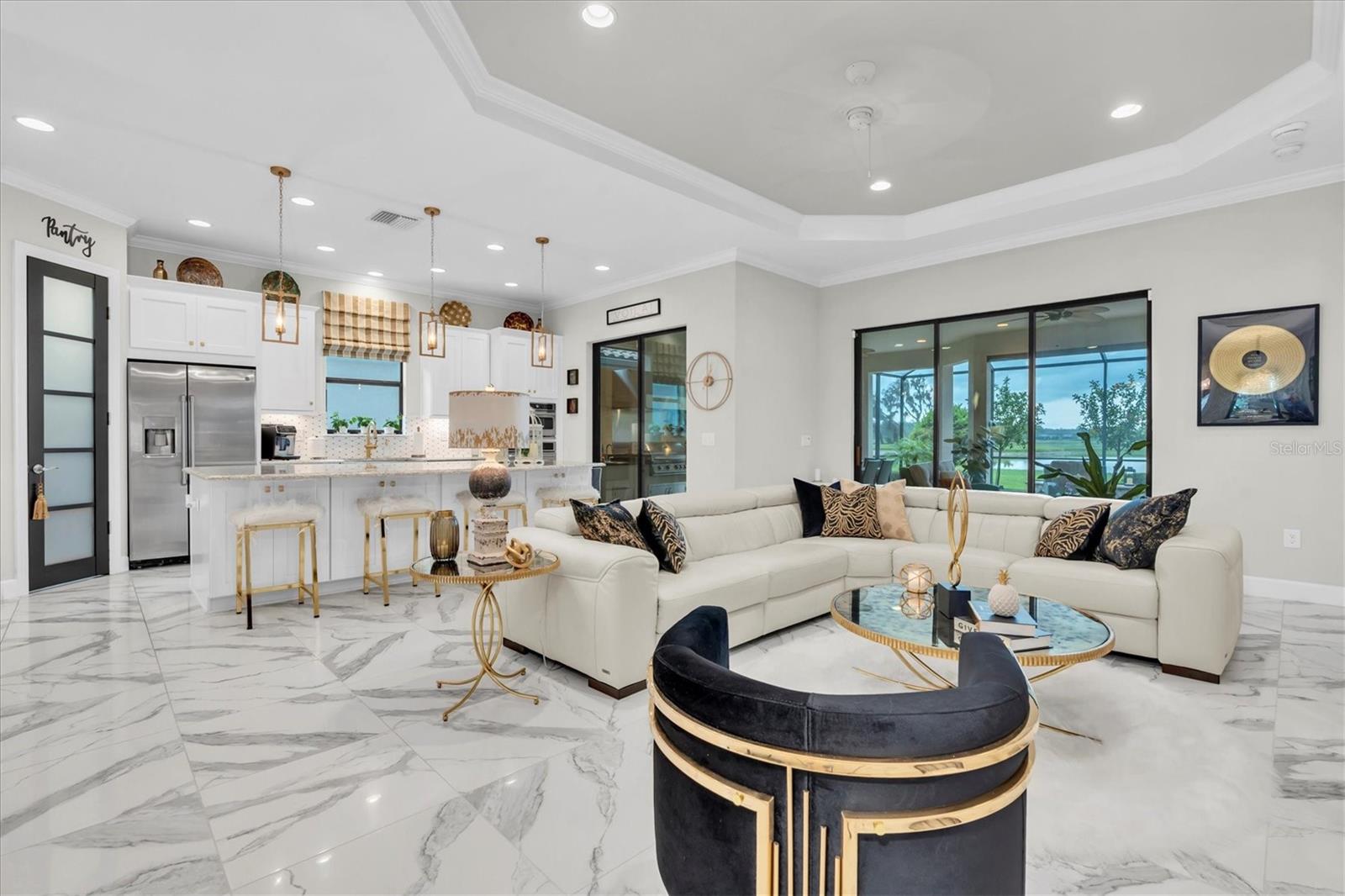 SPACIOUS LIVING ROOM
