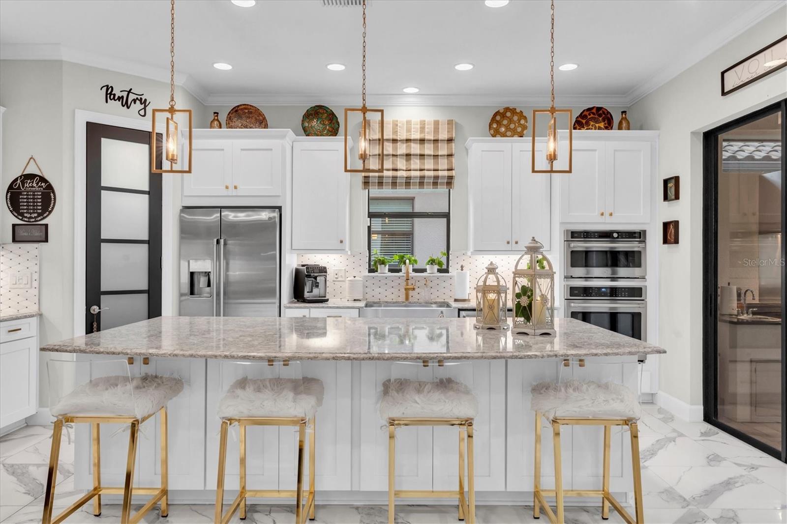 MASSIVE ISLAND PERFECT FOR ENTERTAINING