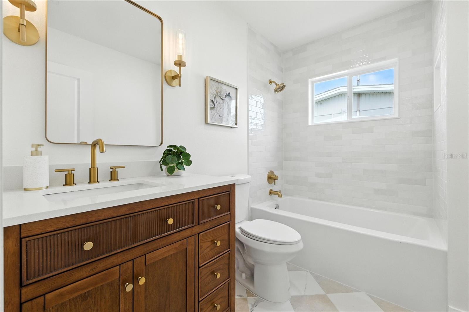 Secondary Bathroom with Tub Shower