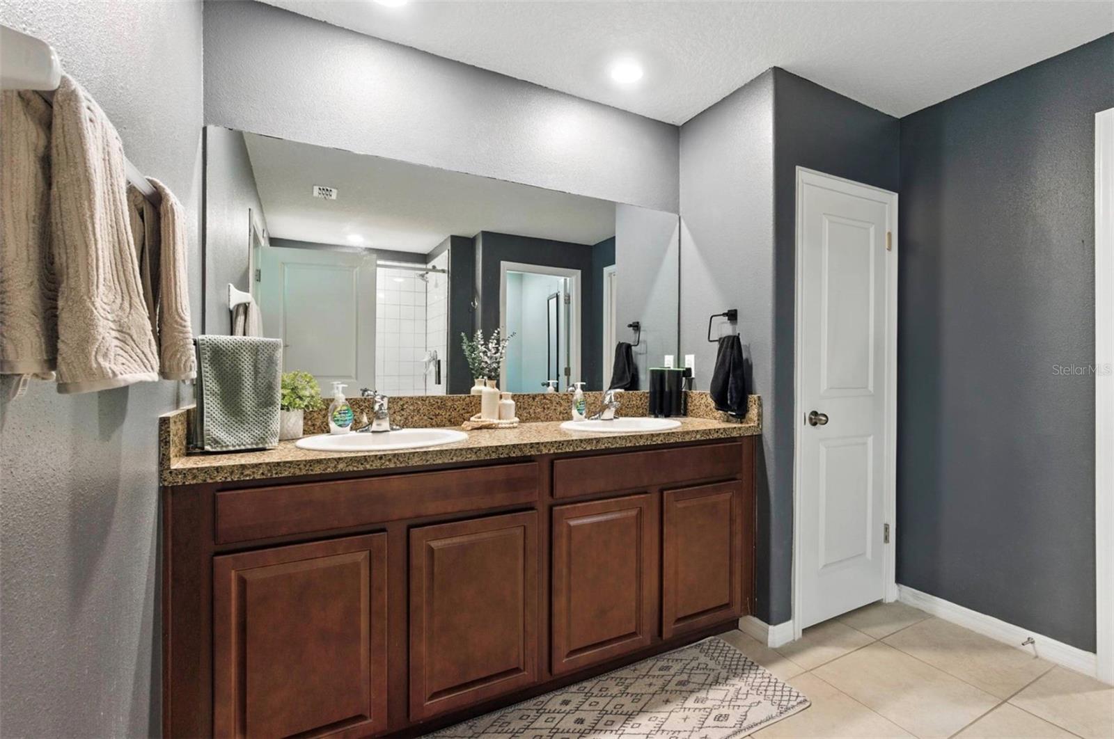 Dual vanity