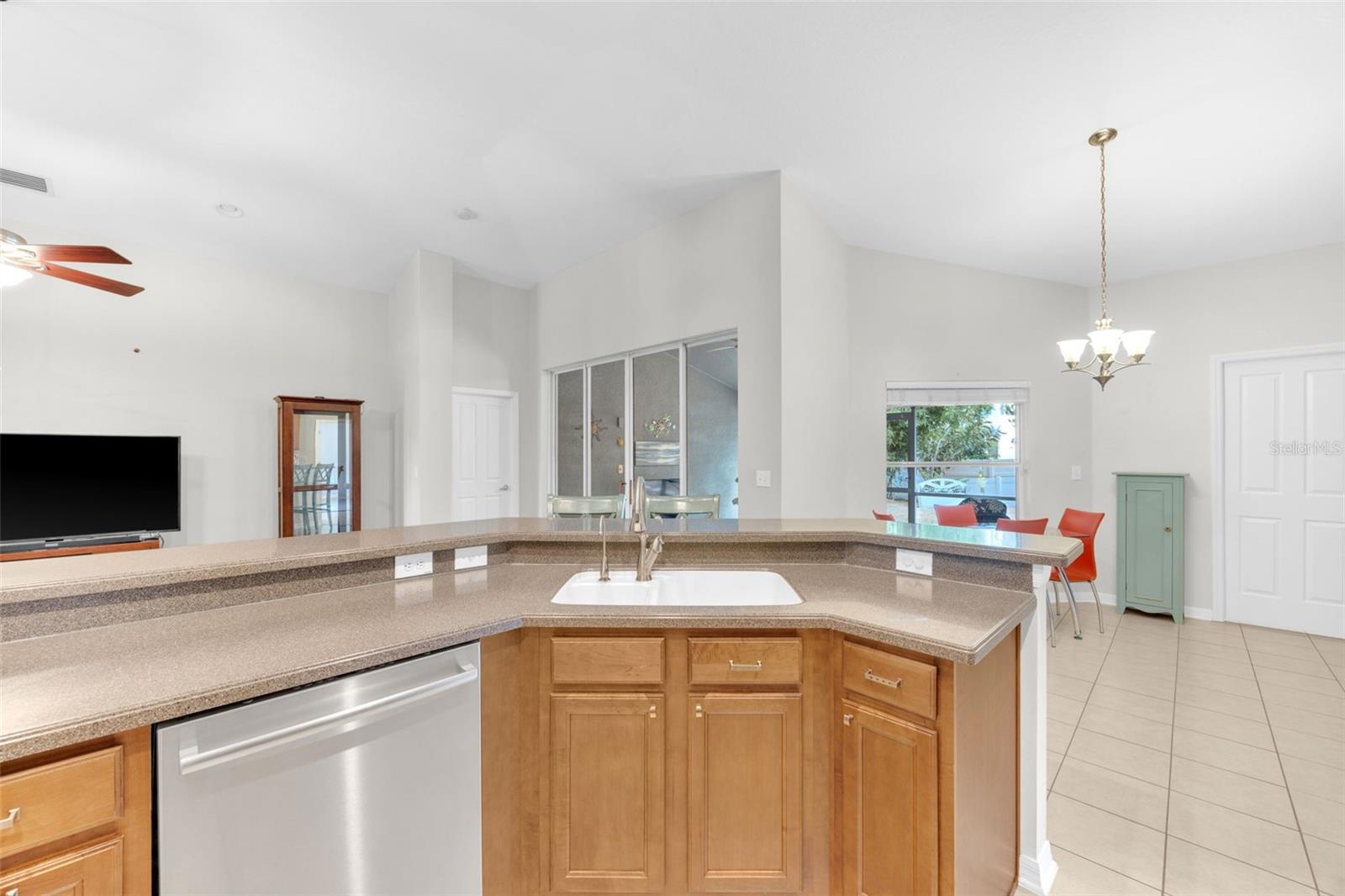 Kitchen/Family/Dinette