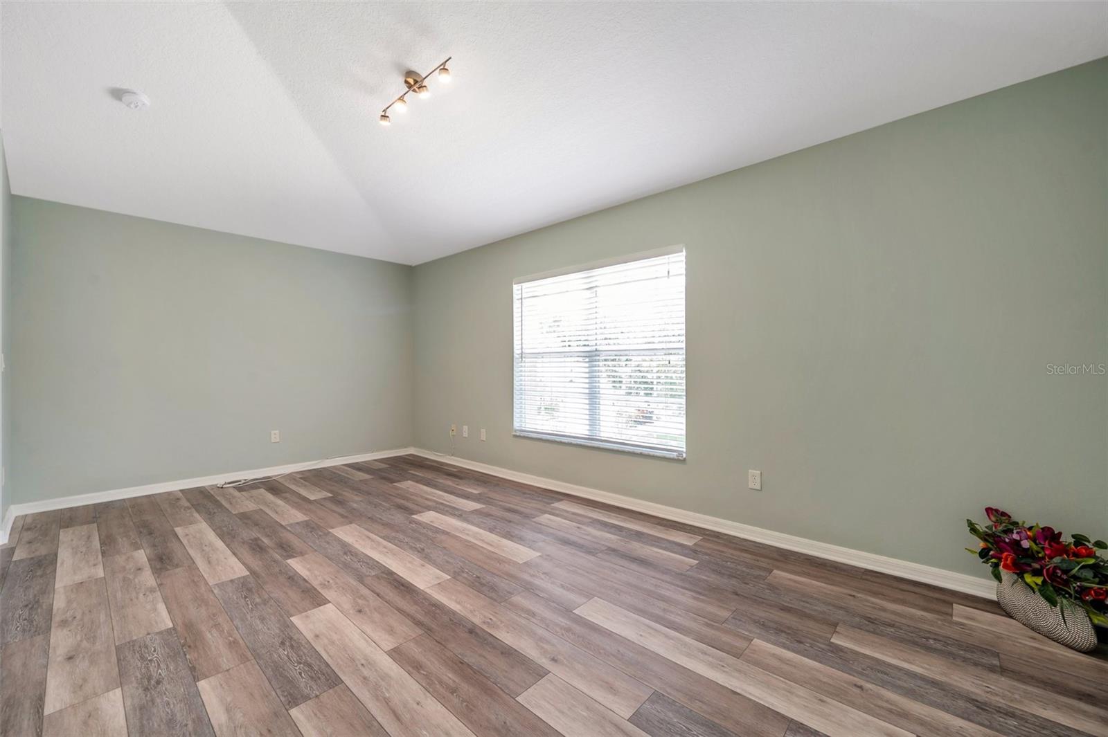 Another view of the bonus room.