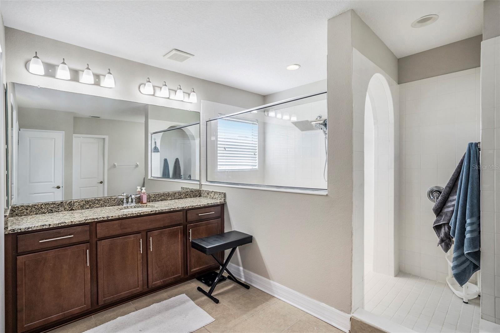 Primary washroom in en suite