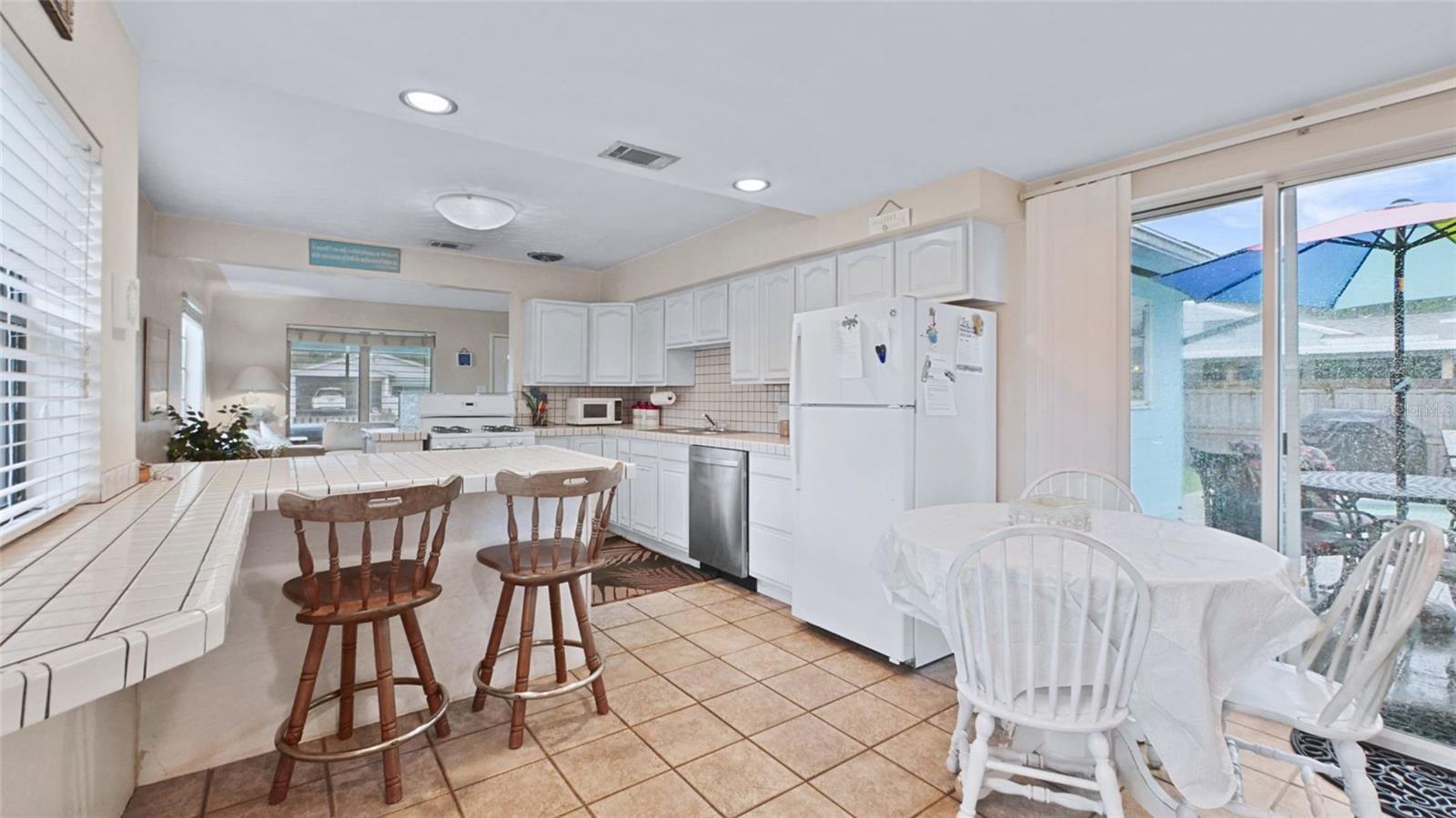 Eat-in bar and dining nook in kitchen