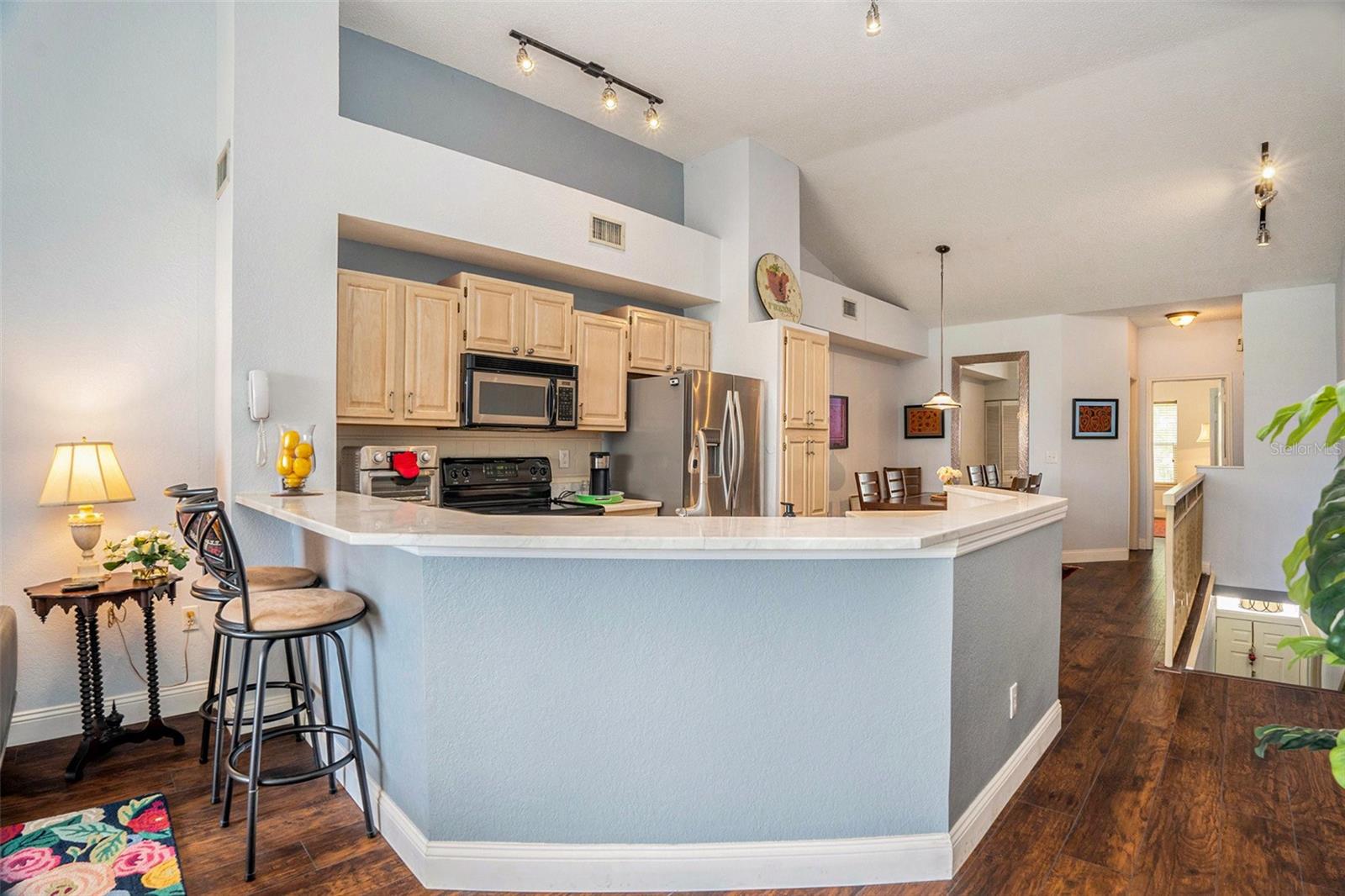 Kitchen and Breakfast Bar