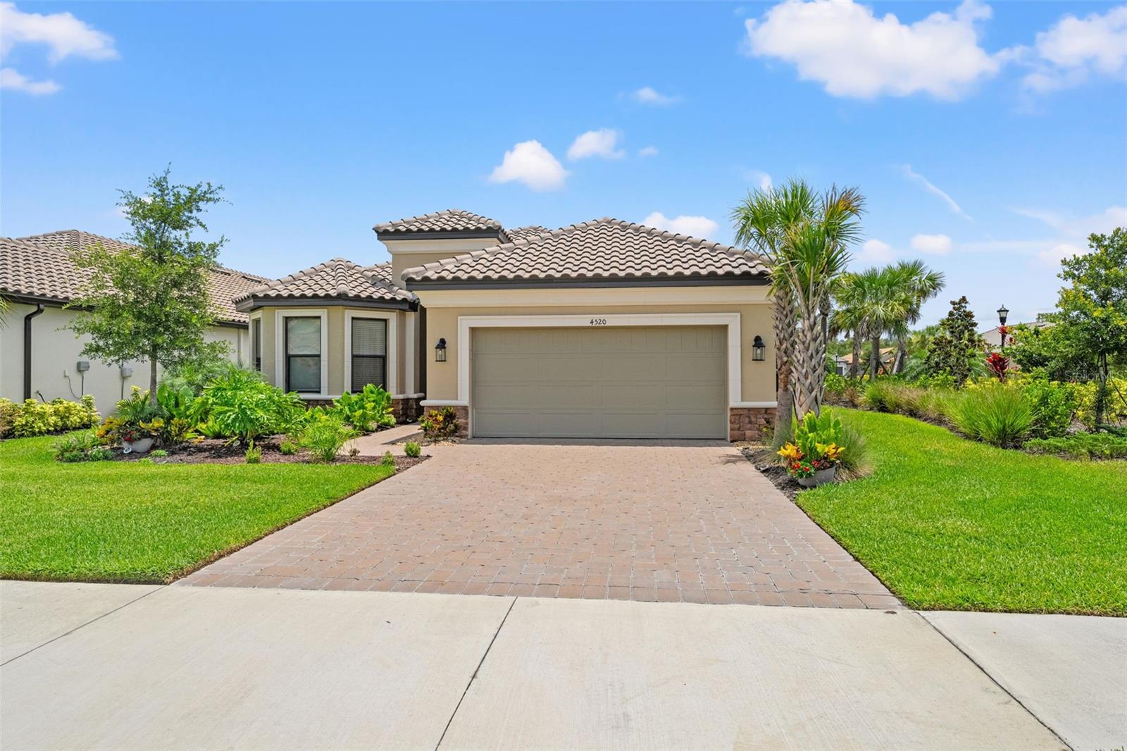 Manicured Lawn & Curb Appeal