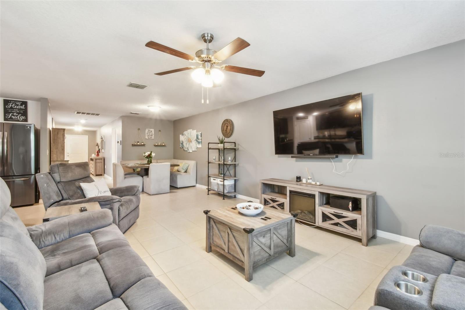 Living Room - 2nd pic