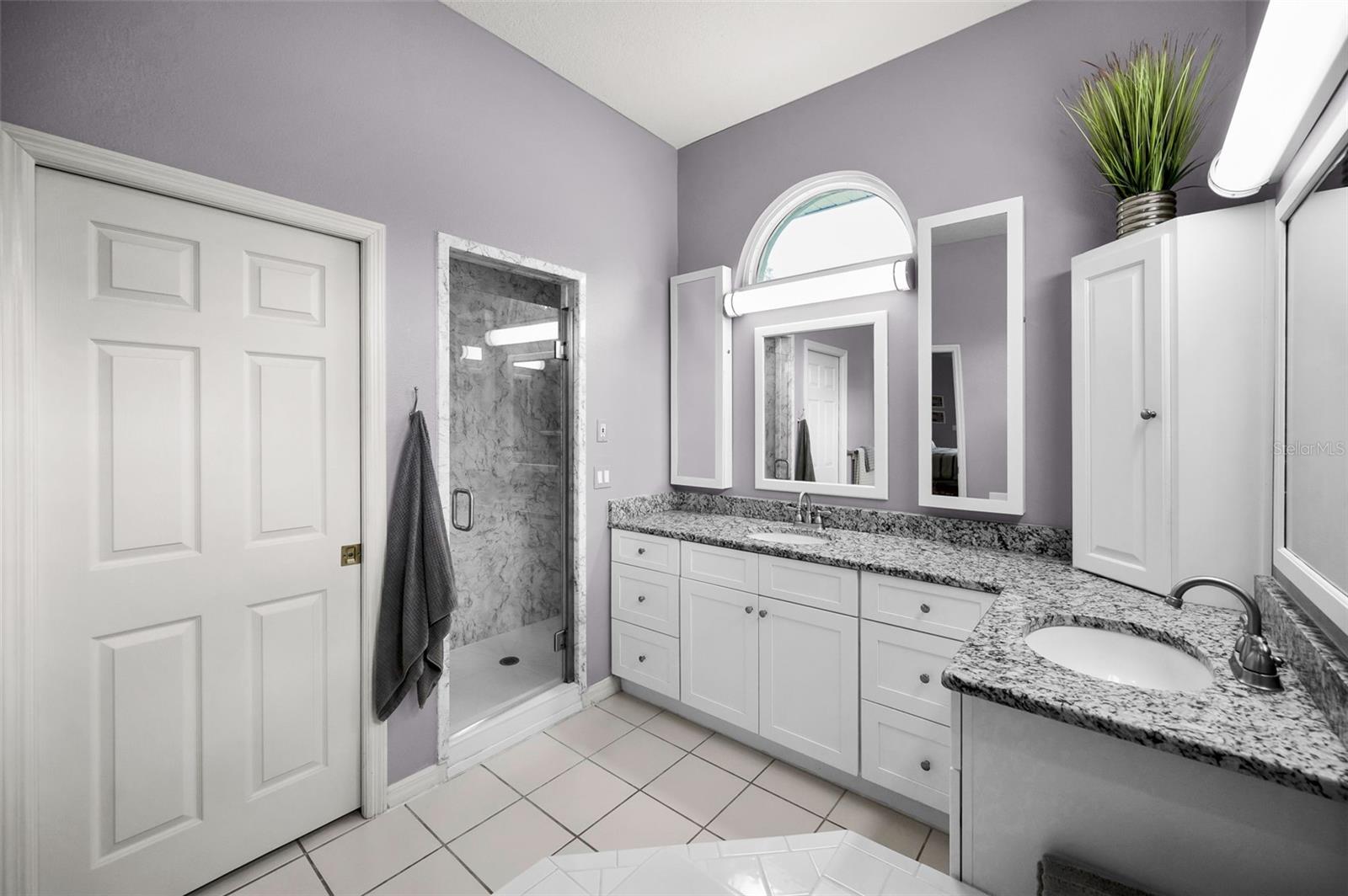 Double Sinks & Transom Windows