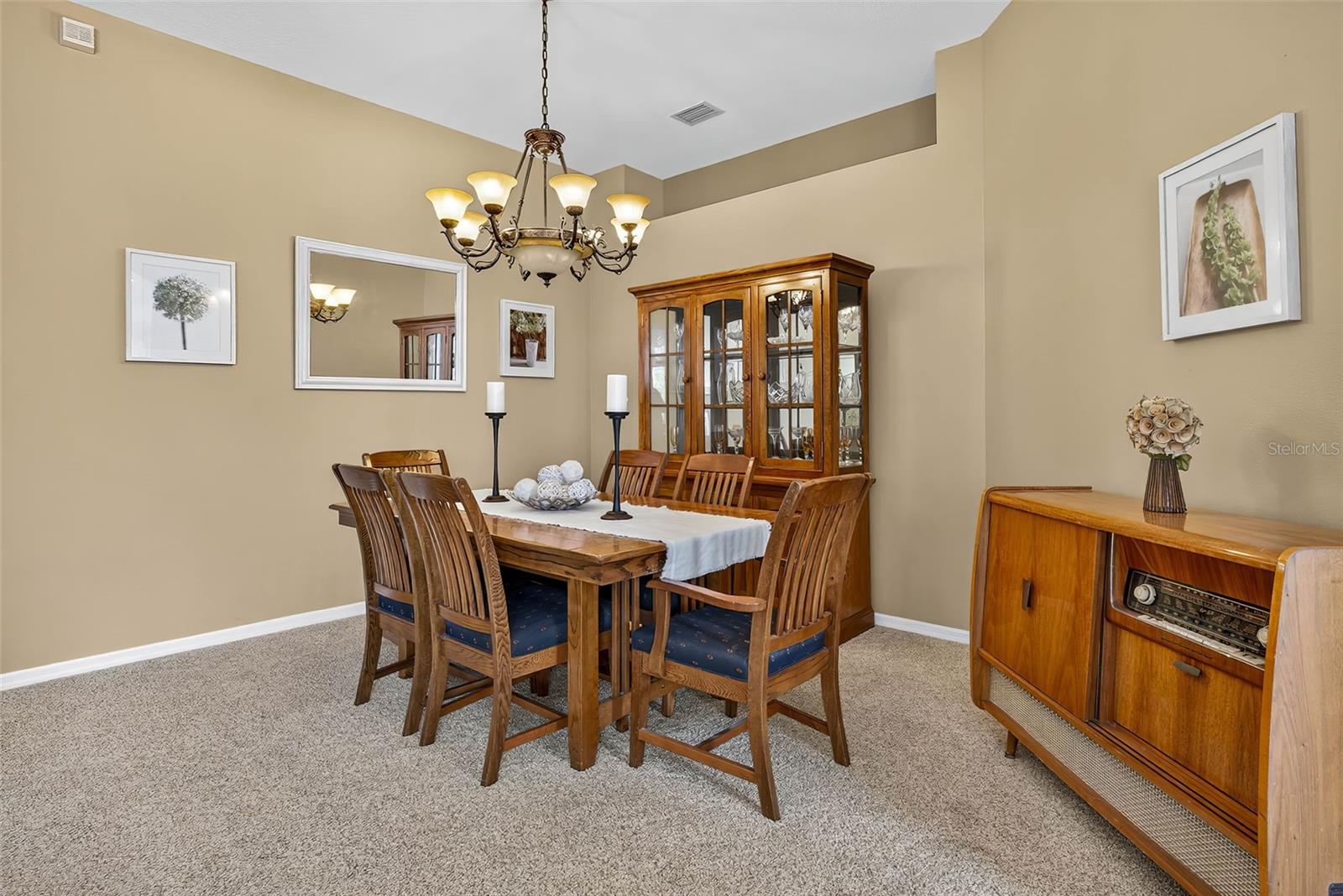 Spacious living/dining area