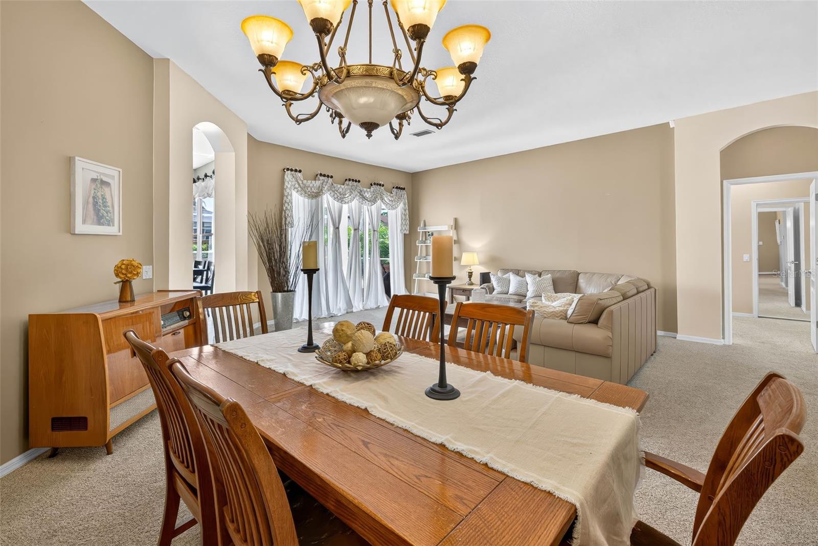 Spacious living/dining area