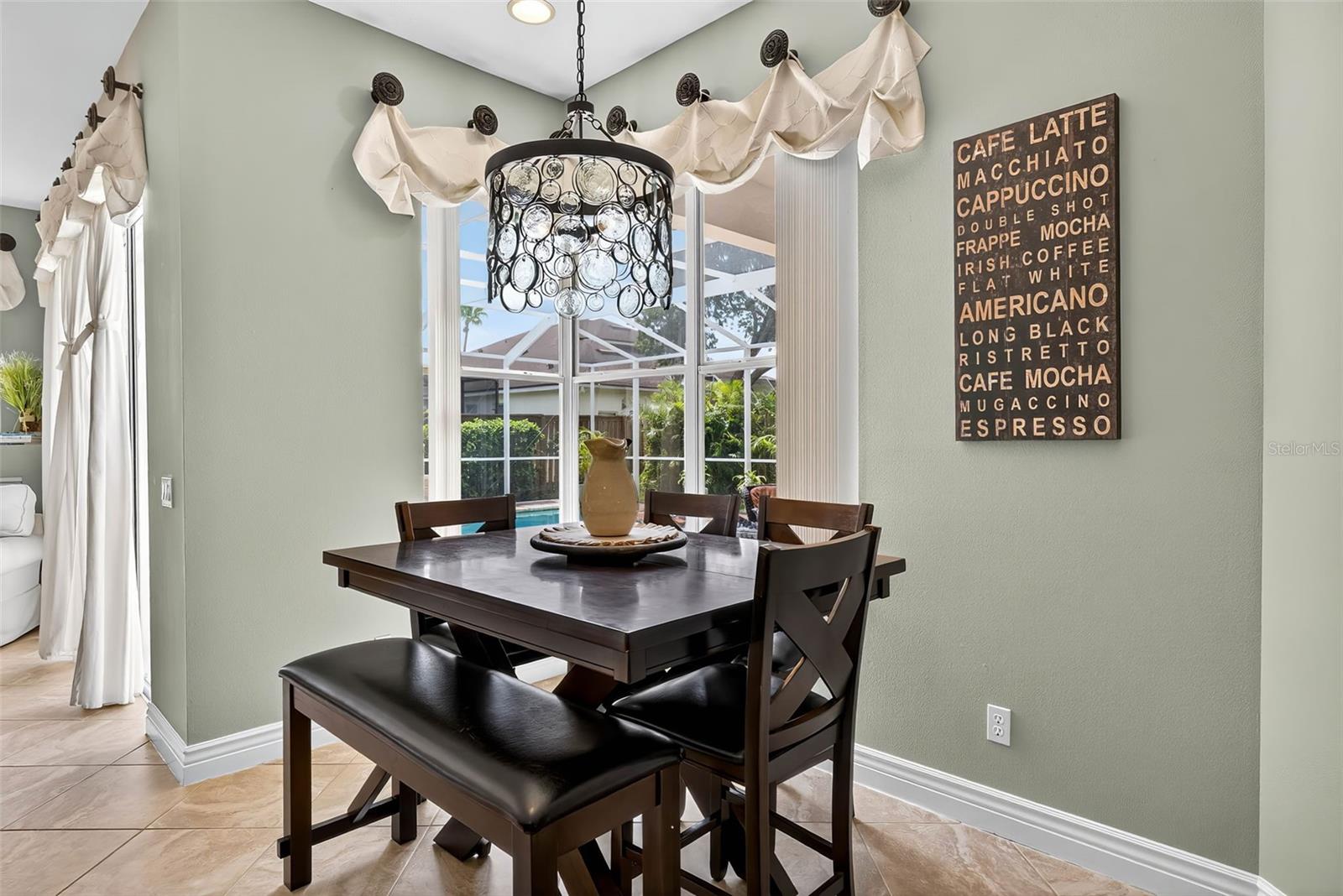 Eat-in space in kitchen