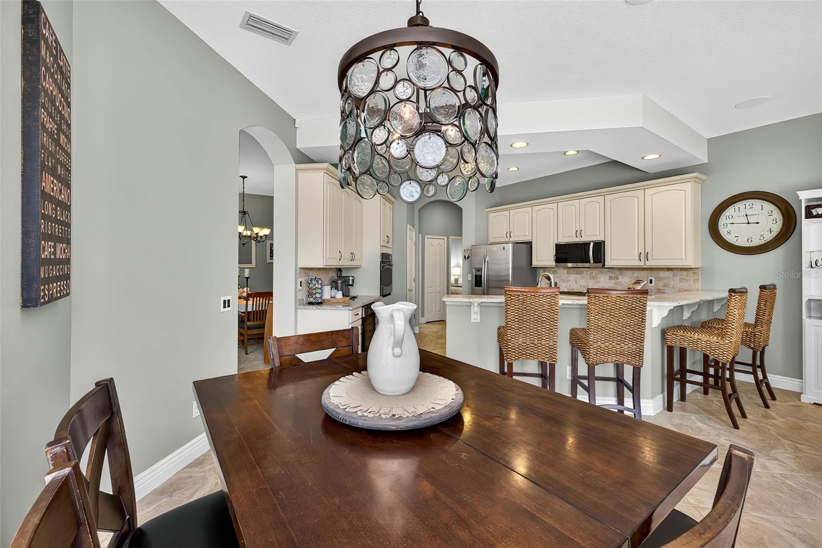 Eat-in space in kitchen