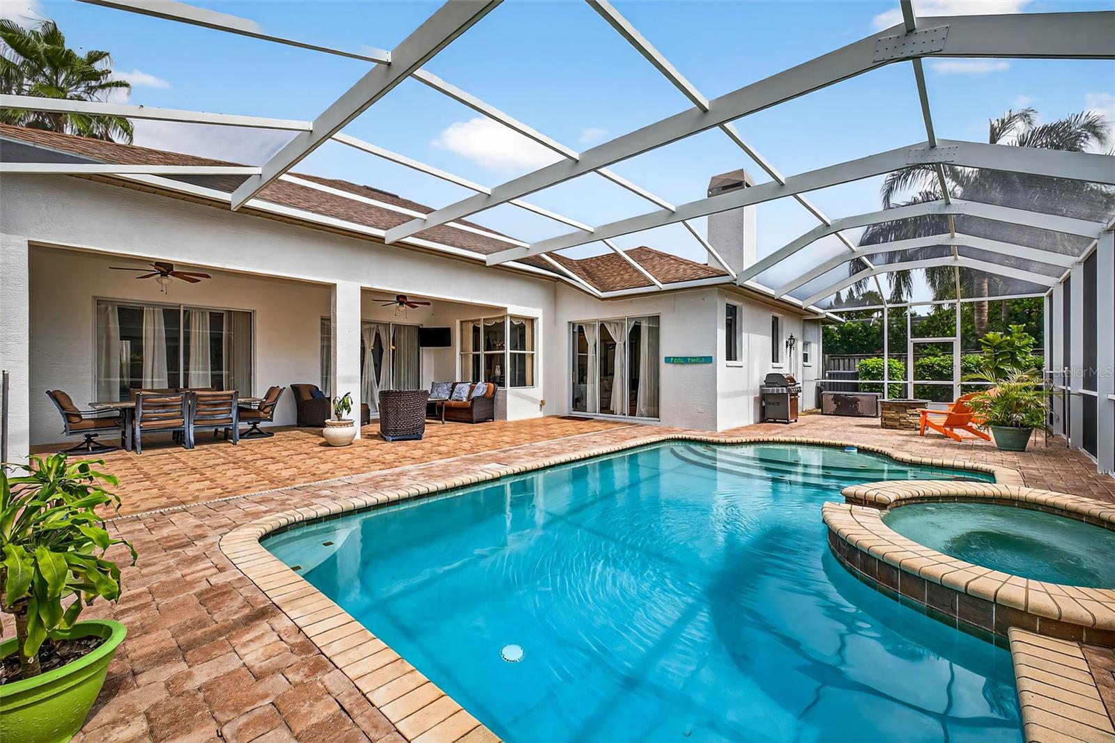 Spacious screened pool lanai