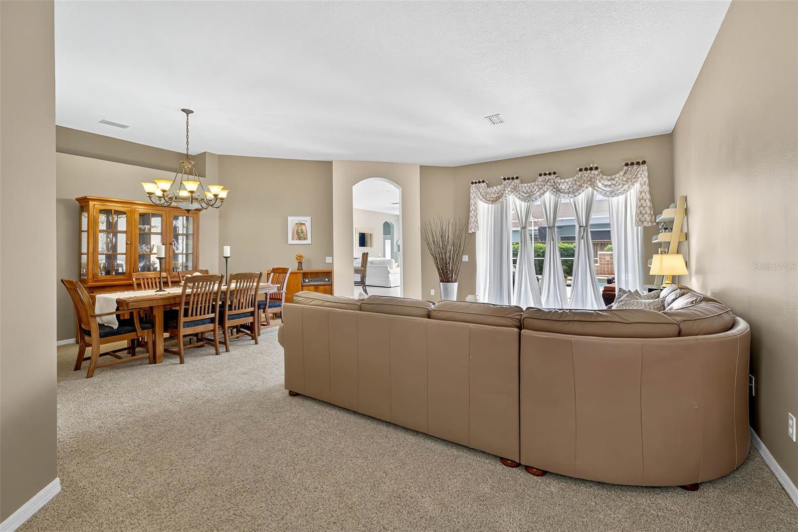 Spacious living/dining area
