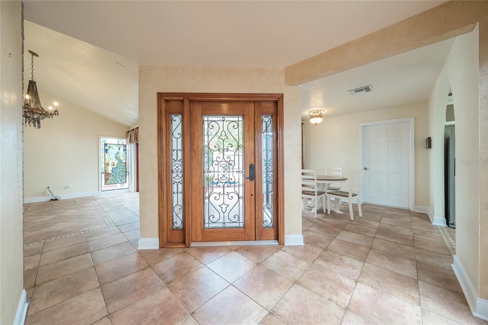 Entrance, dinette to the right