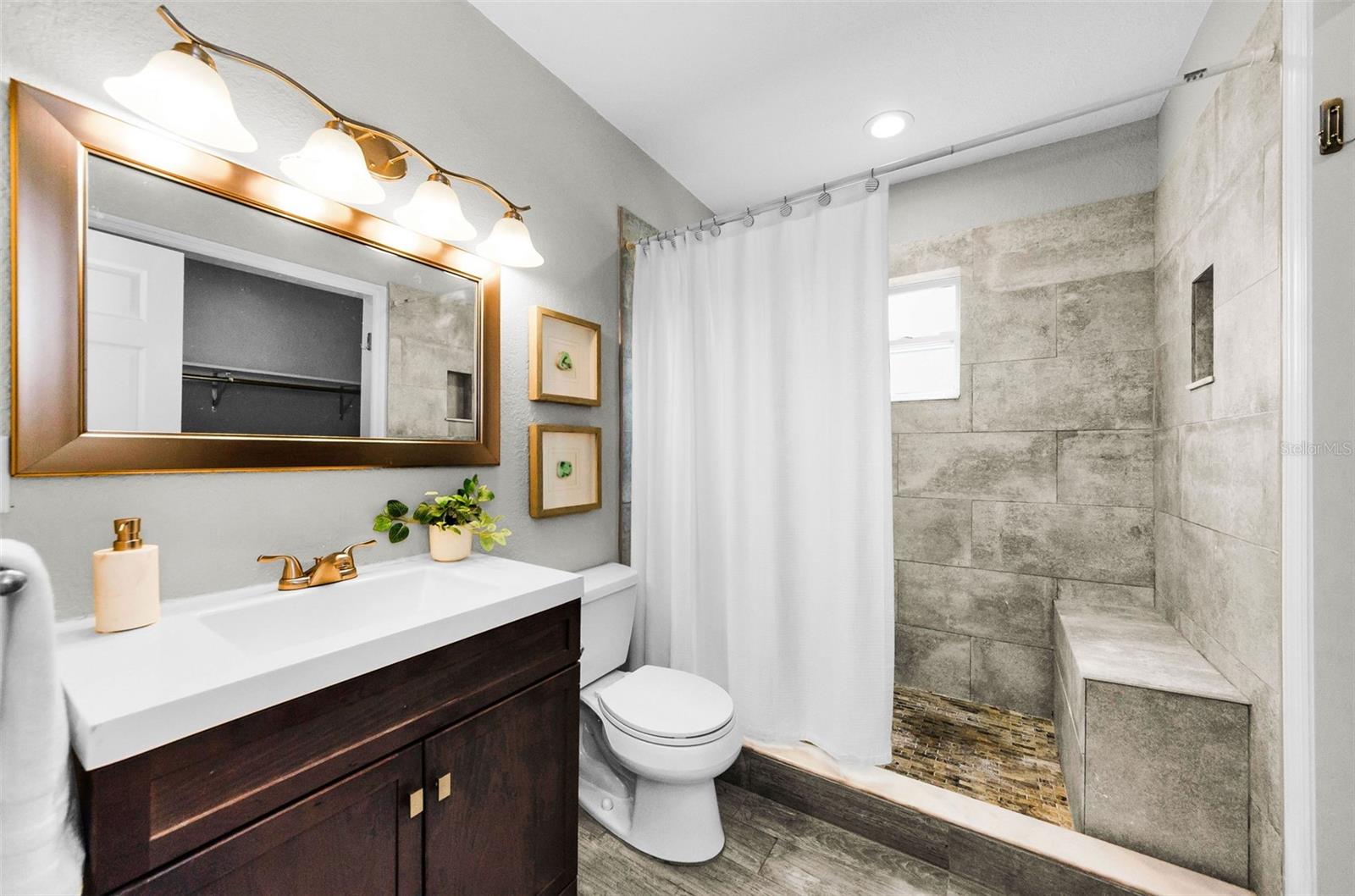 primary suite 1 bathroom