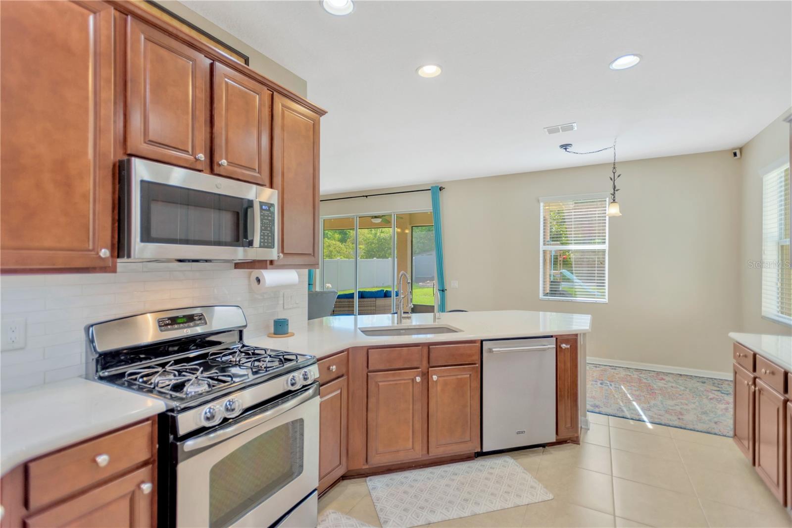 Gas range! White subway tile with under cabinet dimmable lighting!