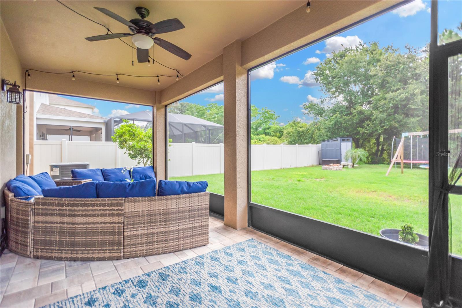 Large screened in lanai.
