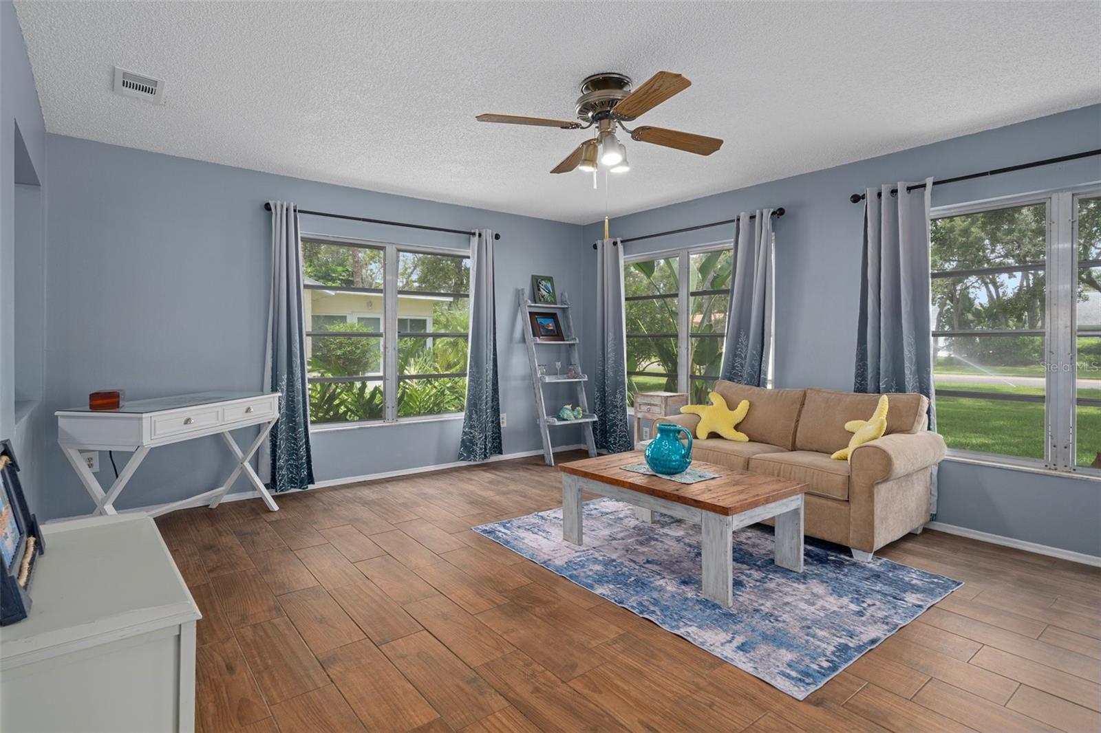 Back room / bonus room