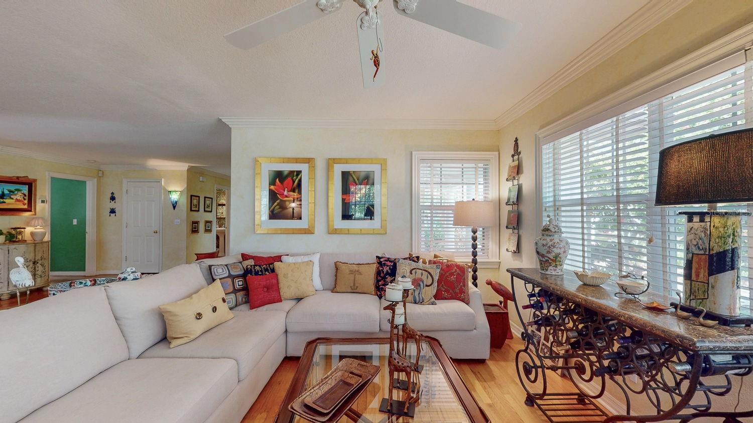 Part view living  room