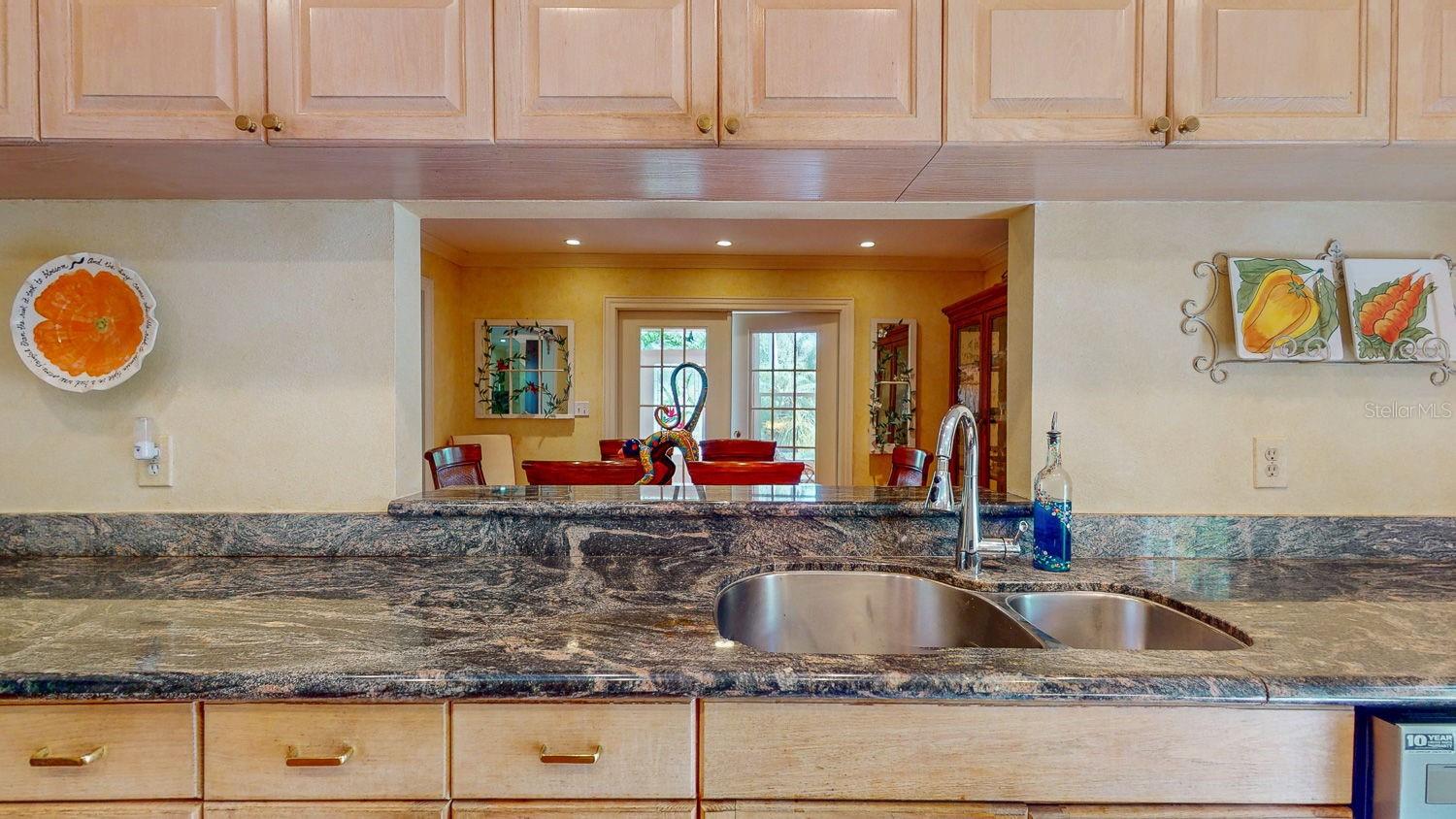 View open kitchen to dining room !