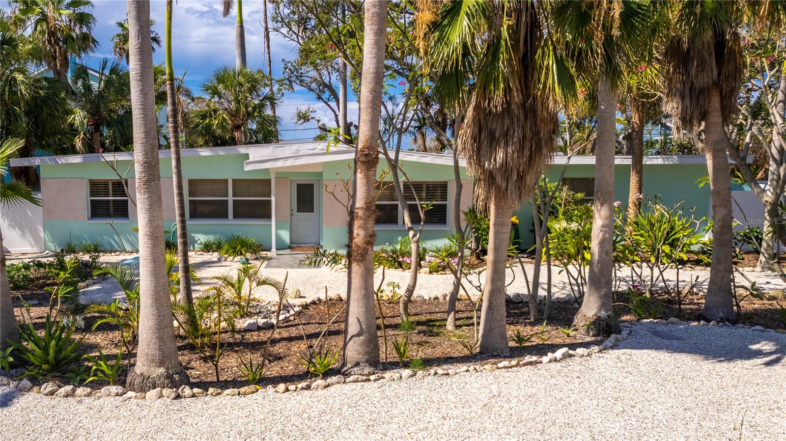Coastal charm with privacy