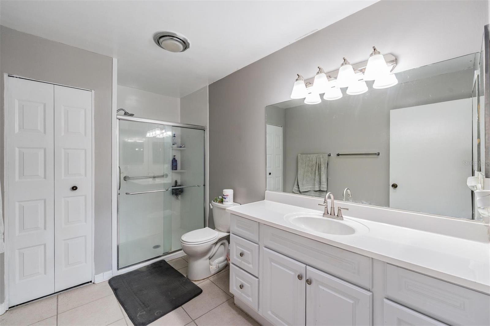 Primary en-suite bath