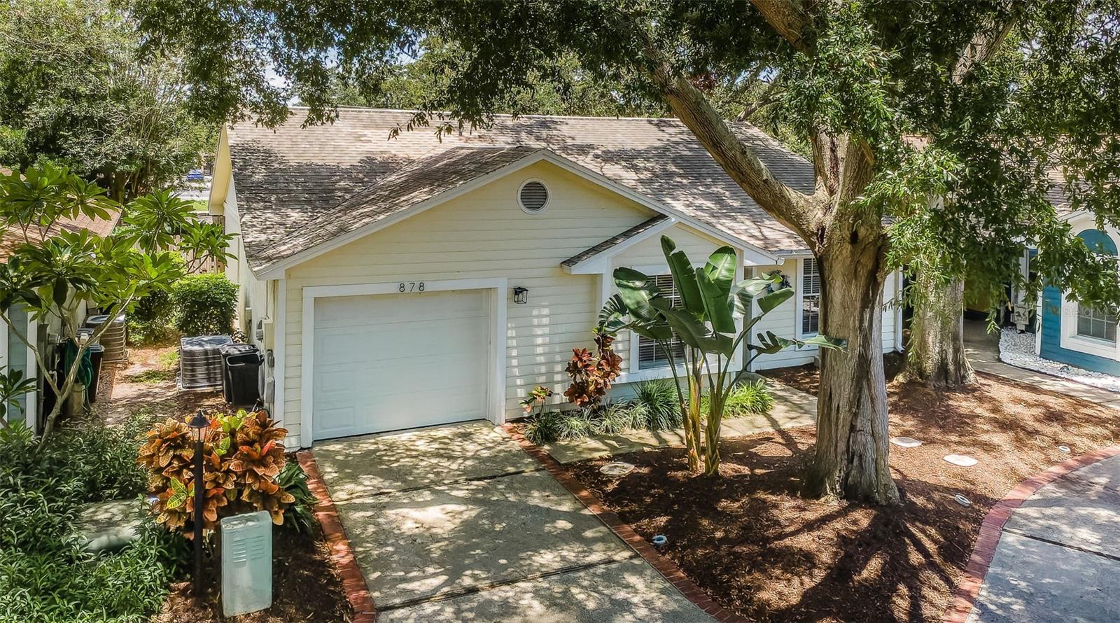 Front view of this lovely 3B2B1C home in Franklin Square, Palm Harbor.