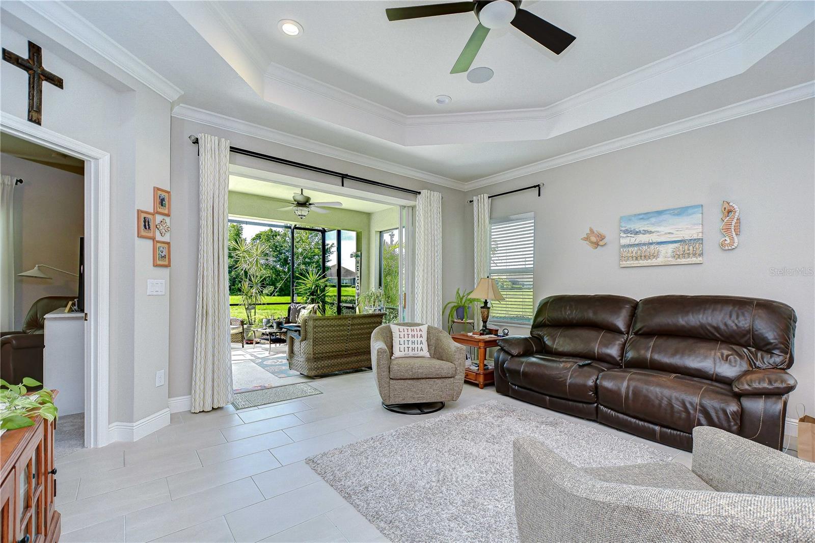 Built-in speakers, pocket sliders and tray ceiling!