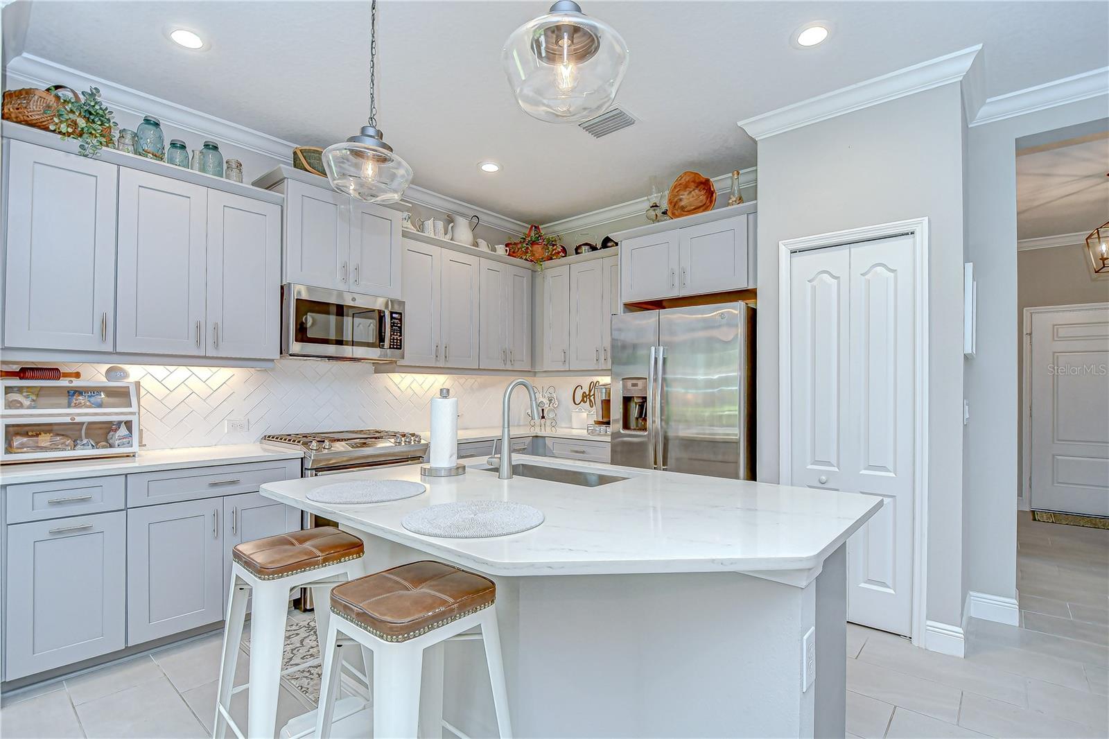 Stainless appliances including a gas range!
