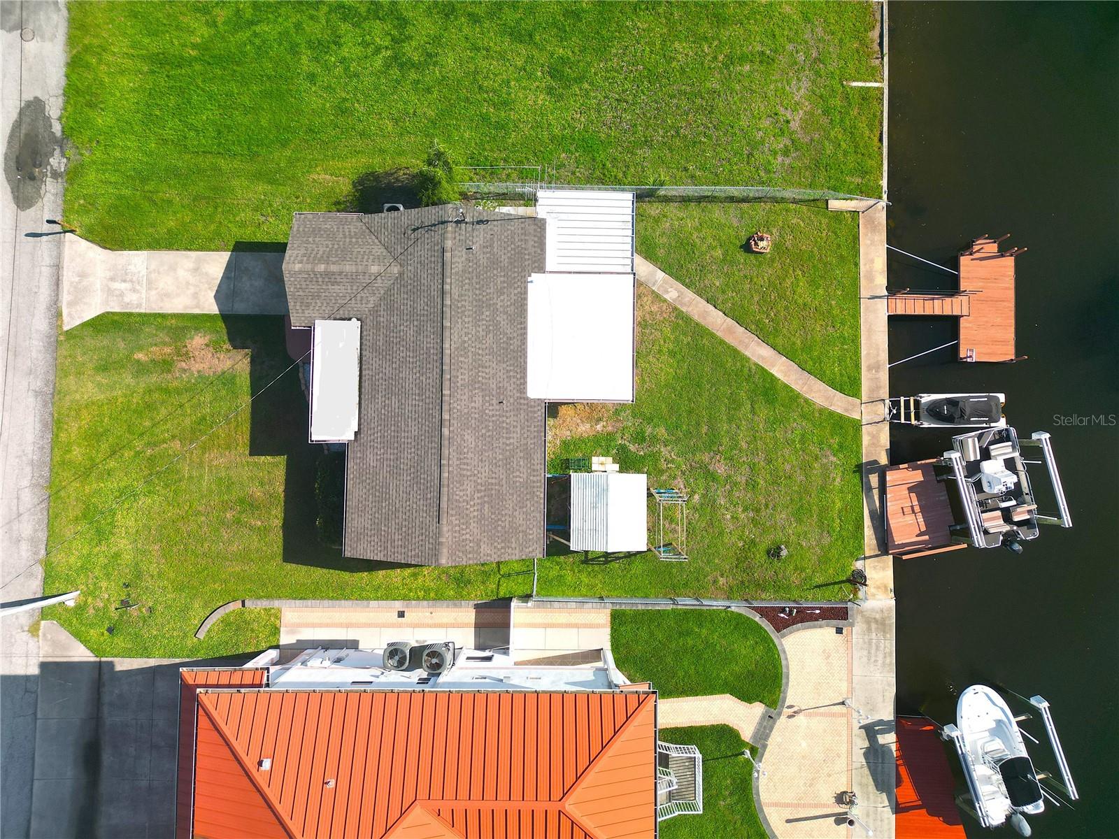 Roof 2022, 8500 LB boat lift w/dockm large floating dock and large 10' x 10' shed