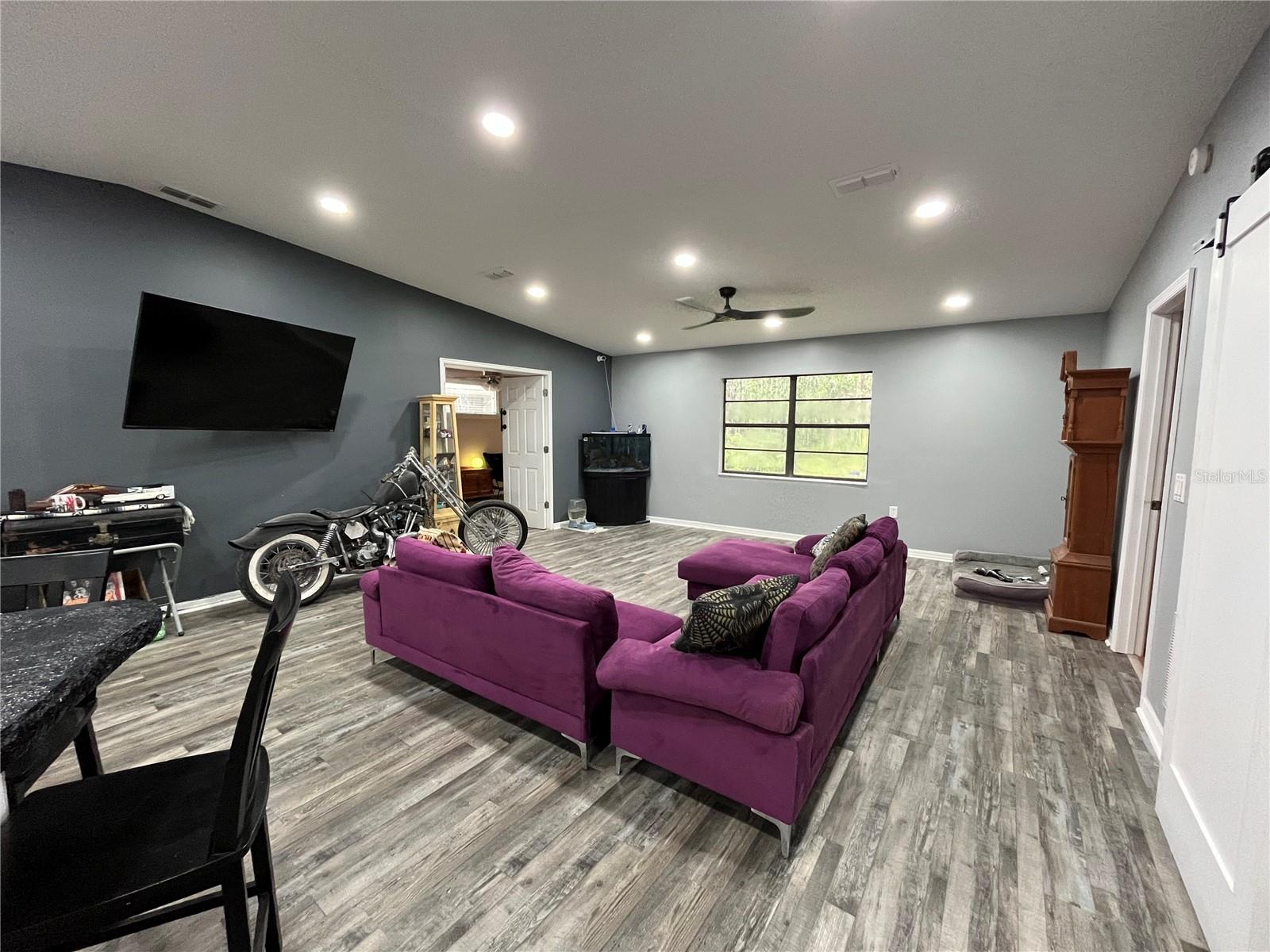 Living room w/ customizable lighting