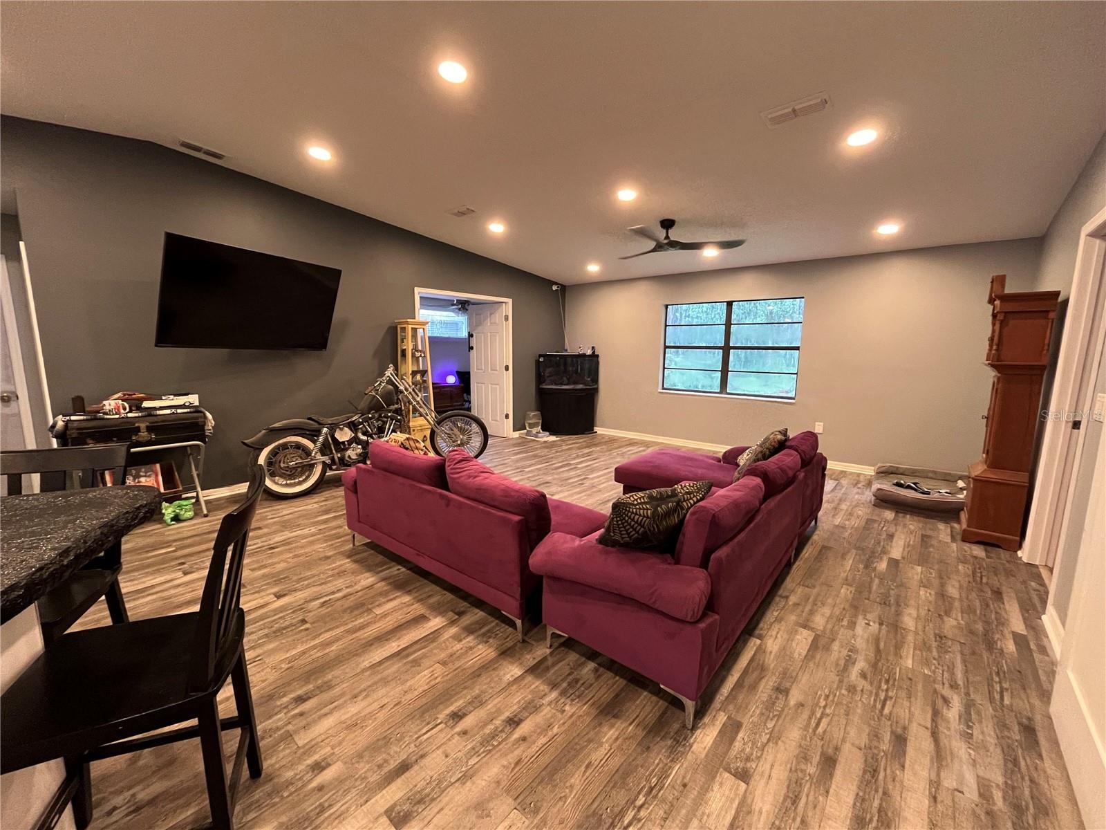 Living room w/ customizable lighting