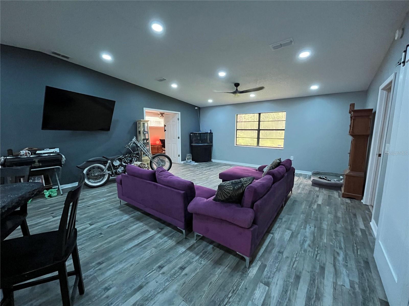 Living room w/ customizable lighting