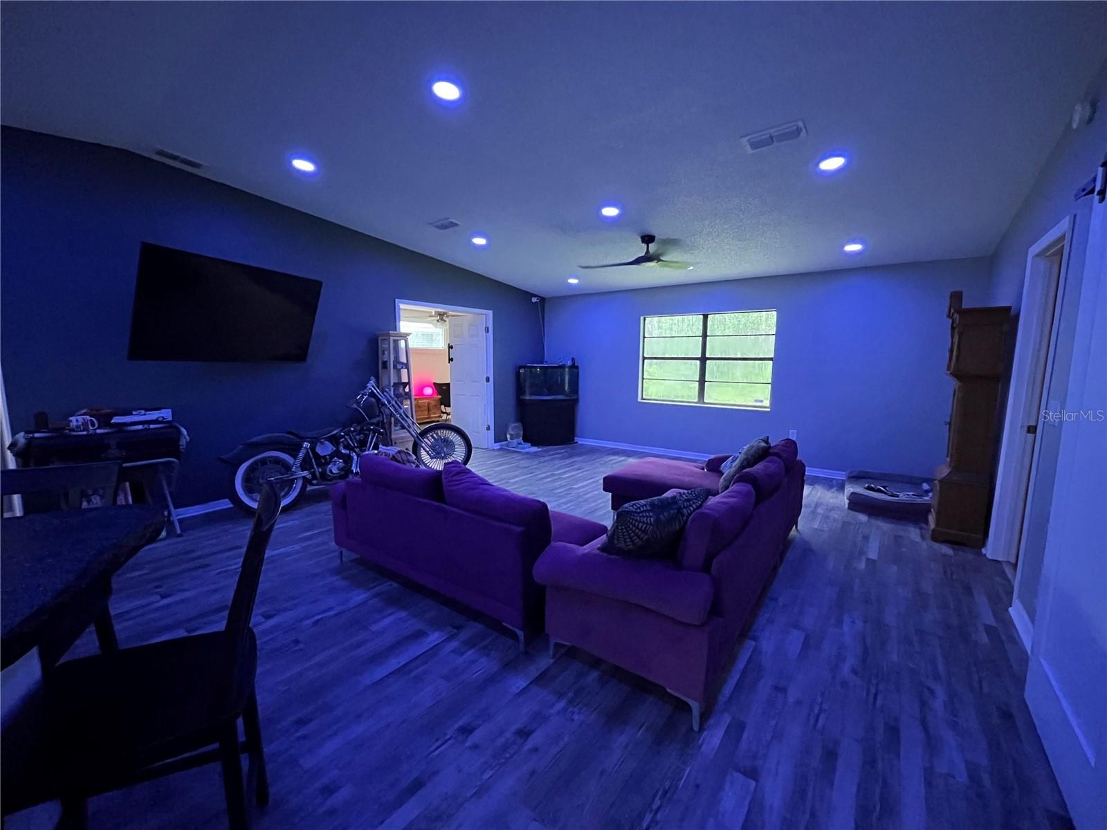 Living room w/ customizable lighting