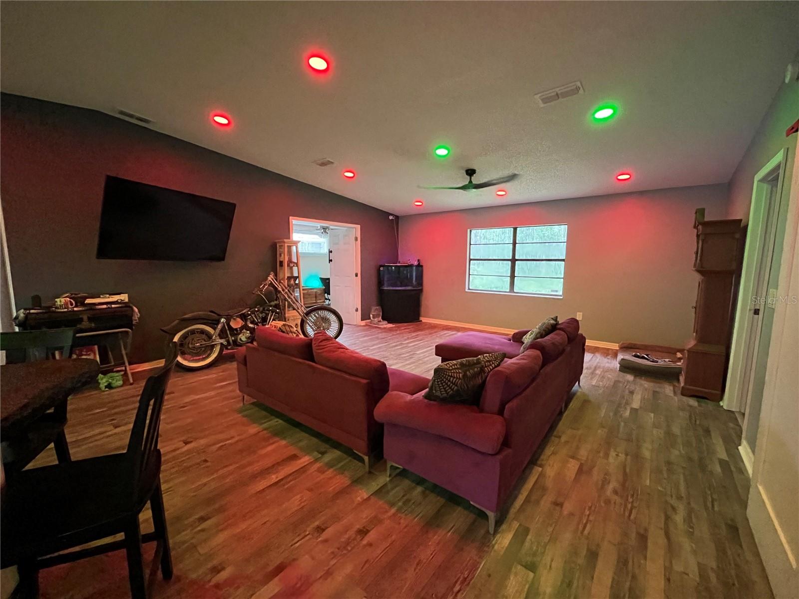 Living room w/ customizable lighting