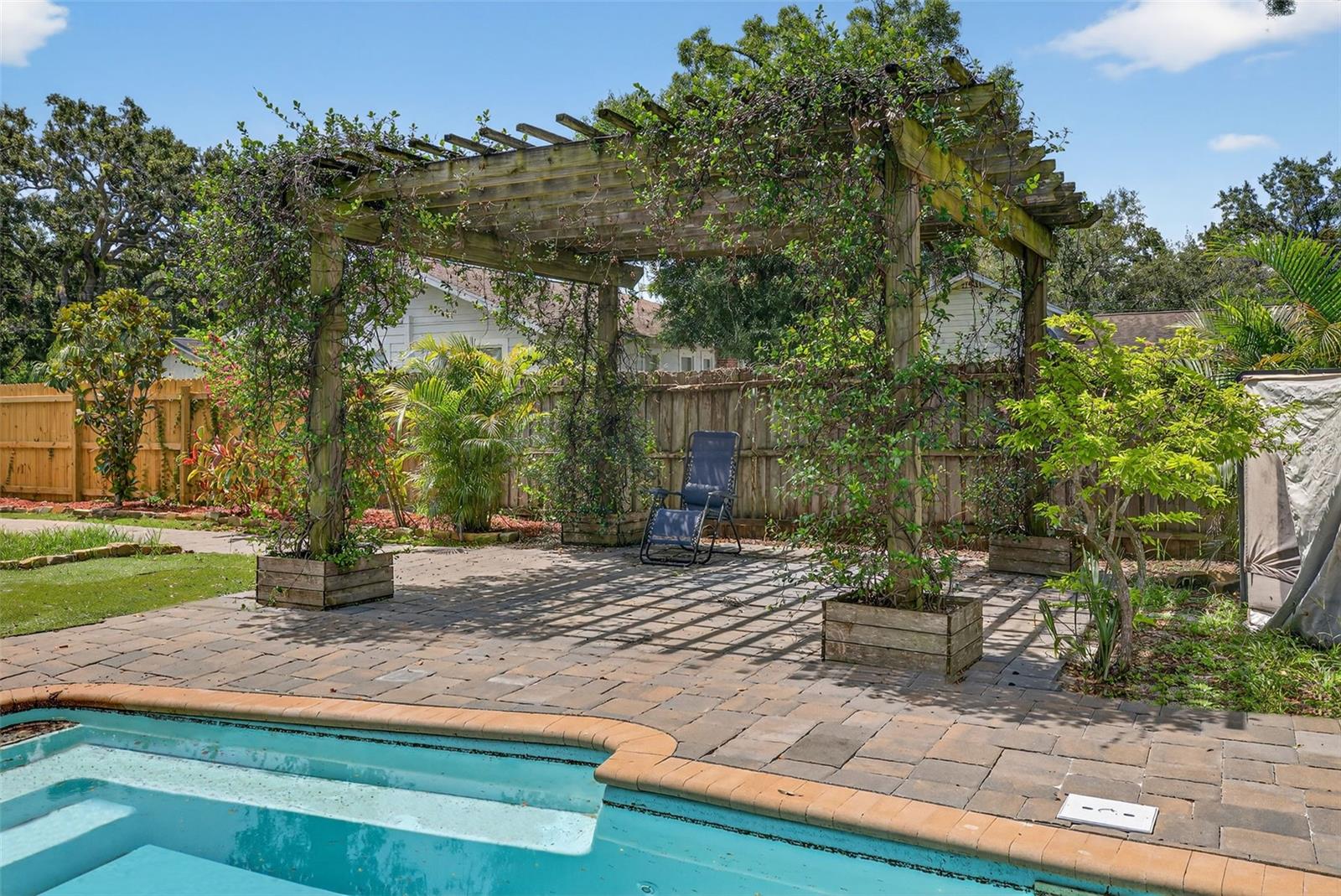 Exterior - Pool