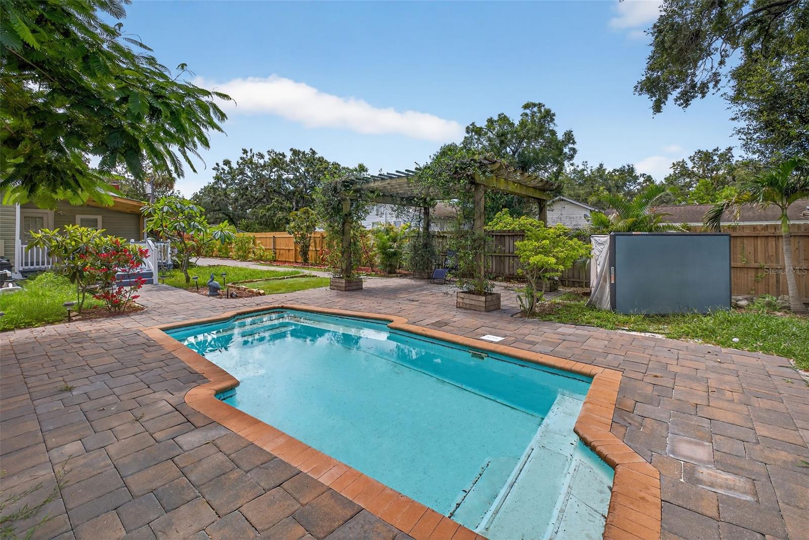 Exterior - Pool