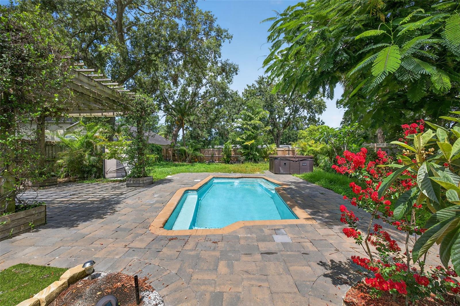 Exterior - Pool