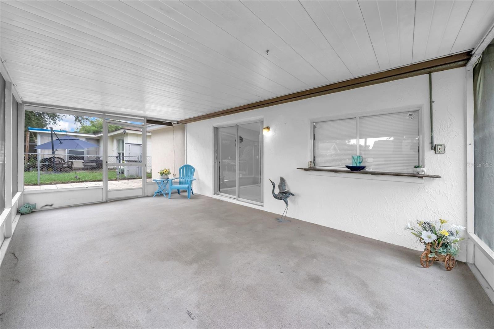 Gorgeous lanai and talk about space!