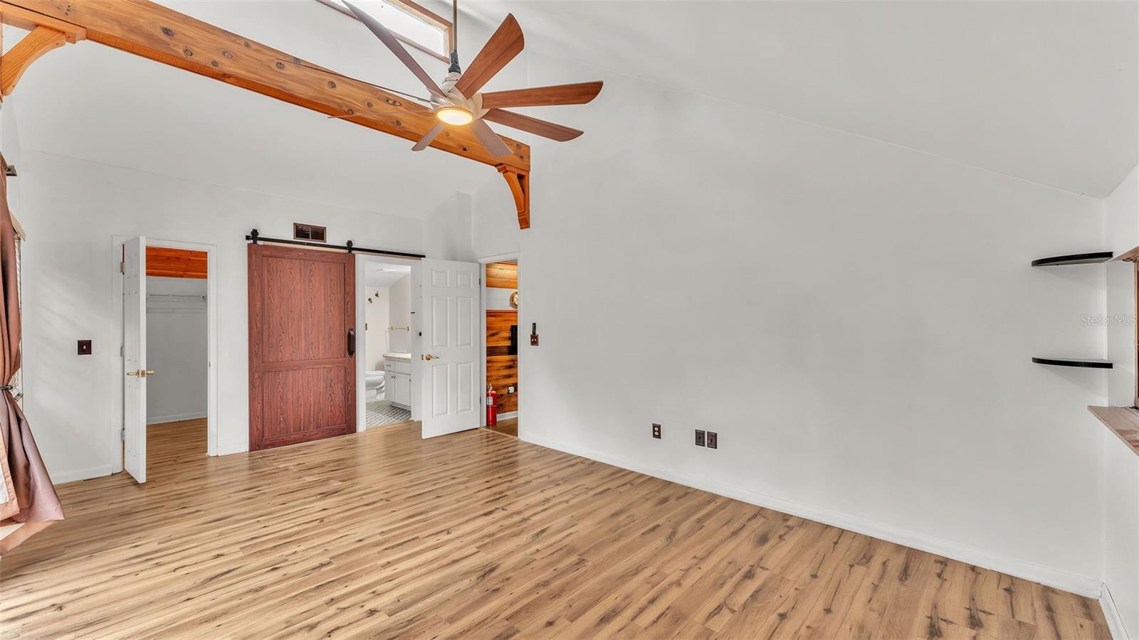 Ceiling Fan + Walk in Closet + En Suite Bathroom