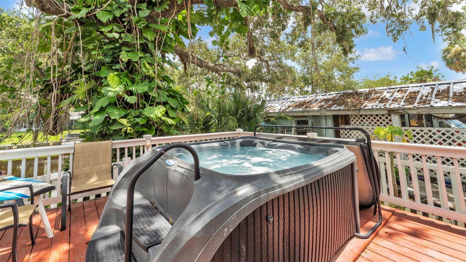 HOT TUB CONVEYS!