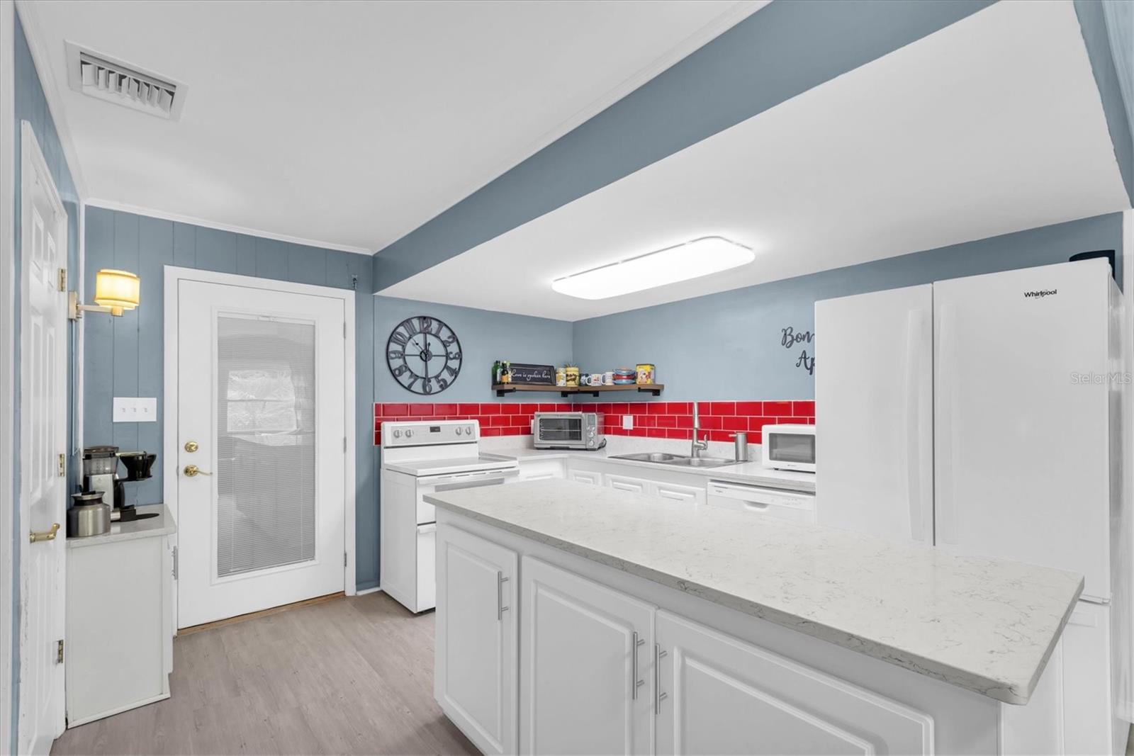 Gorgeous Quartz Countertops and updated cabinets